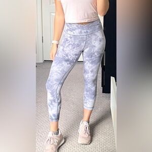 Lululemon leggings in light gray + white tie dye